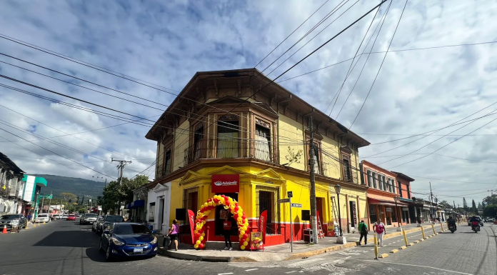 Pollolandia abre su sexta sucursal en Santa Tecla, El Salvador