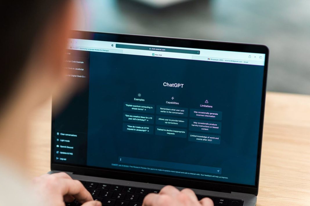 opened-ai-chat-laptop Laptop con CHATGPT