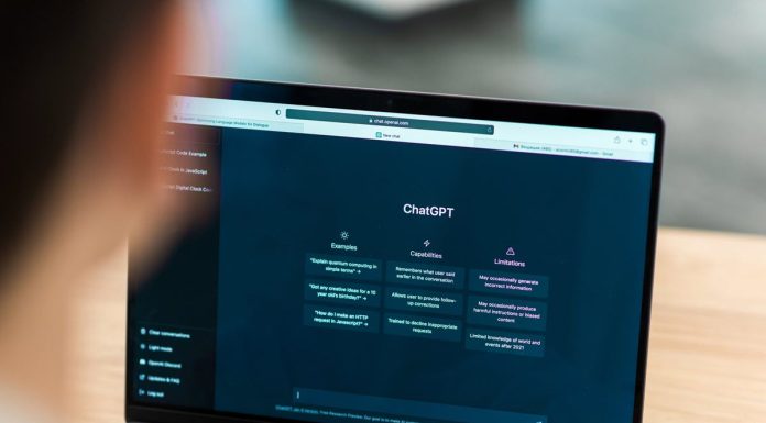 La información personal que recopila ChatGPT: todo lo que debes saber Laptop con CHATGPT