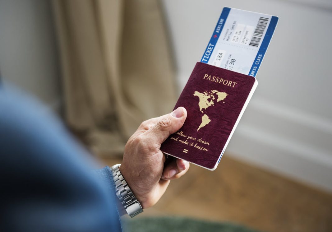 un-hombre-preparandose-para-viajar guatemala mejor destino internacional