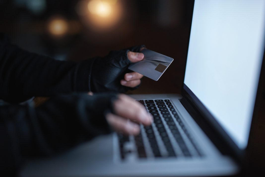 hacker-tarjeta-de-credito-y-finanzas-en-la-computadora-portatil-por-la-noche-hacking-contrasena-de-base-de-datos-de-software-o-ataque-de-seguridad-para-informacion-financiera-escritura-crim
